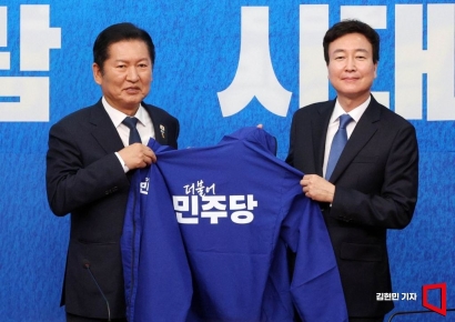 [포토] 민주당 1호 인재에 전태진 변호사