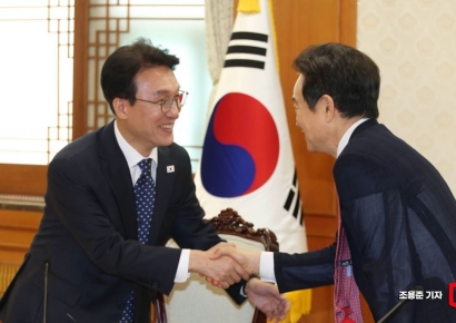 [포토] 악수하는 김민석 총리와 남경필 은구대표