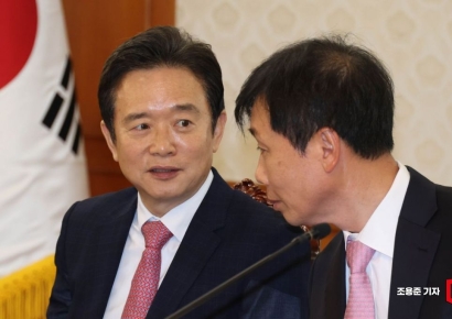 [포토] 대화하는 남경필 은구대표