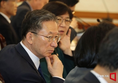 [포토] 심각한 정성호 법무장관