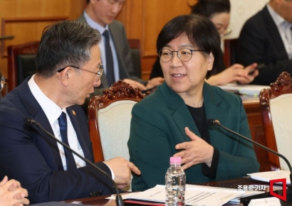 [포토] 대화하는 정성호 법무장관과 정은경 복지부 장관