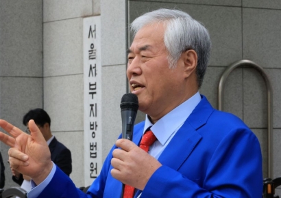 보석 석방 전광훈, 광화문 집회 무대 올라…"대한민국 이미 망했다"