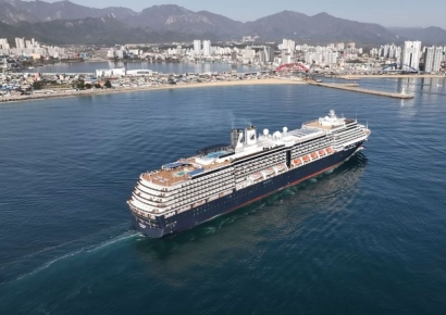 속초항에 올해 첫 크루즈 ‘웨스테르담호’ 입항…글로벌 관광시대 '활짝'