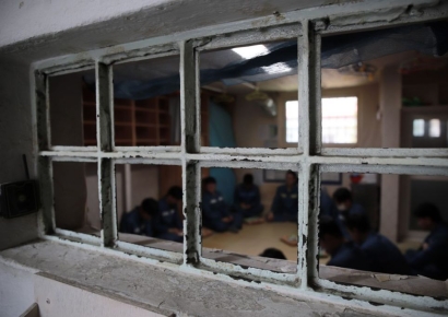 '시간과 정신이 멈춘다…' 7평 방에 20명, 악취 진동하는 징벌방