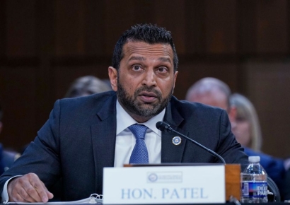 "과음해 아침 회의 지연도"…비판 직면한 FBI 국장 "명예훼손 소송할 것"