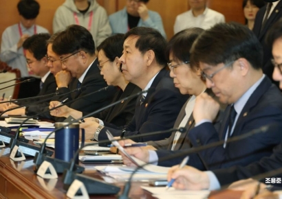 [포토] 김민석 총리 발언 듣는 구윤철 경제부총리