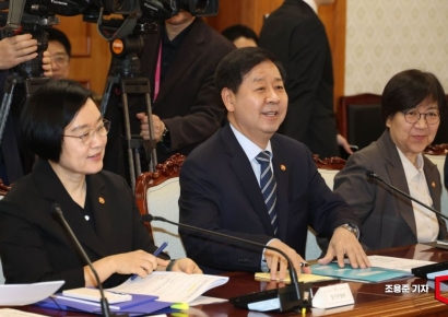 [포토] 비상경제본부회의 기다리는 경제부처 장관들