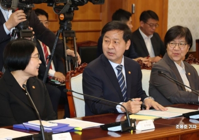 [포토] 대화하는 구윤철 부총리와 한성숙, 정은경 장관