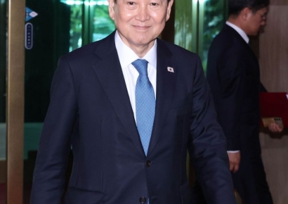 [포토] 정부서울청사 들어서는 정동영 장관