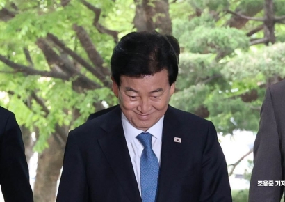 [포토] 청사 들어서는 정동영 장관