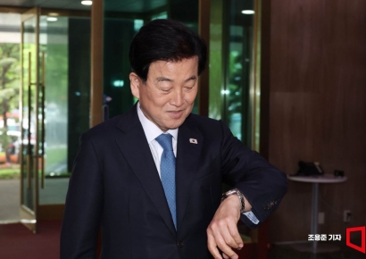 [포토] 시계보는 정동영 통일부장관