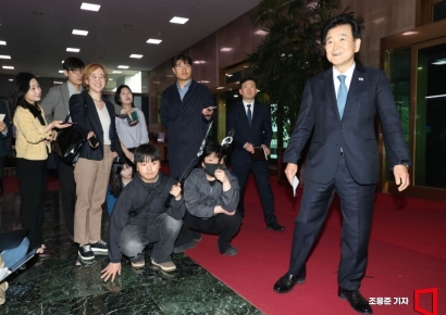 [포토] 북한 핵시설 발언관련 취재진 질의받는 정동영 장관