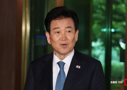 [포토] 취재진 질의에 답하는 정동영 장관