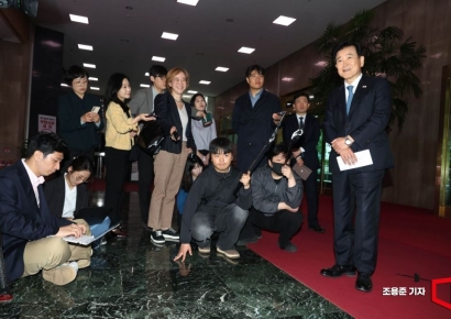 [포토] 북핵시설 발언 관련 취재진 질의에 답하는 정동영 장관