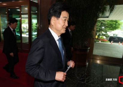 [포토] 입장표명 후 청사로 들어서는 정동영 장관