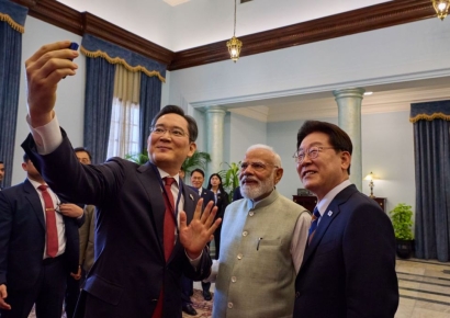 李대통령·모디·이재용 셀카 '찰칵'…인도서 생산한 갤럭시폰