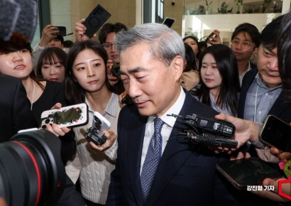 [포토] 취재진 질문 받는 신현송 신임 한국은행 총재