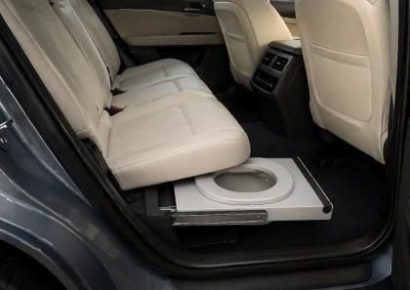 "차 막힐때 급하면? 슥~빼서 바로 싼다"…전기차 '좌석 밑 변기' 냄새 이슈는 과연