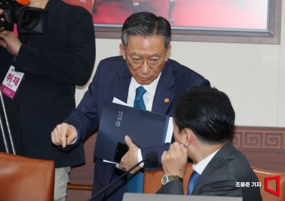 [포토] 대화하는 정성호, 안규백 장관