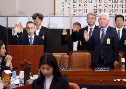 [포토] 증인선서하는 김규현 전 국정원장과 증인들