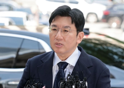 '부당이득 혐의' 방시혁, 하이브에 잇달아 주식 증여...왜?