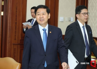 [포토] 비상경제본부회의 참석하는 구윤철 부총리