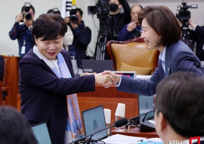 [포토] 서영교 위원장과 인사하는 나경원 의원