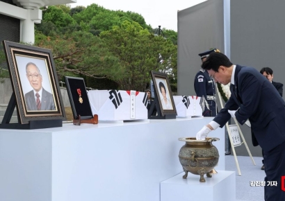 [포토] 분향하는 김민석 국무총리