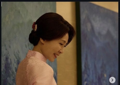 분홍빛 '아오자이' 선물 받은 김혜경 여사 "한·베 관계 더 깊고 풍요롭게"