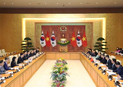 李대통령, 베트남 총리 만나 "원전·교통·에너지 협력으로 '새로운 홍강의 기적' 만들자"