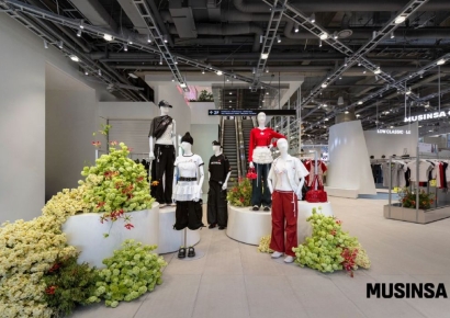 옷 사러 왔다가 노래 한 곡 하고 시력 검사까지…무신사 메가스토어 성수 가보니[르포]