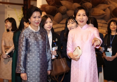 김혜경 여사, 베트남 서기장 부인과 친교…"양국 관계 한복과 아오자이처럼"
