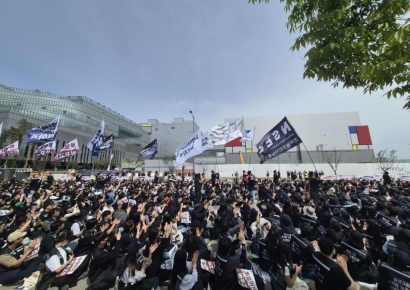 평택 뒤덮은 '검은 물결'…삼성 4만 노조 "성과급 상한 폐지" 한 목소리