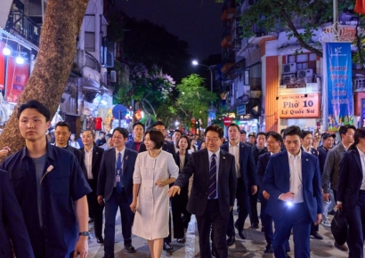 베트남 국빈 방문 李대통령, 현지 주민 만나 "신짜오" 