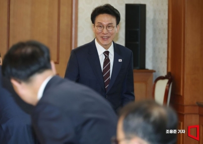 [포토] 회의 참석하는 김민석 국무총리