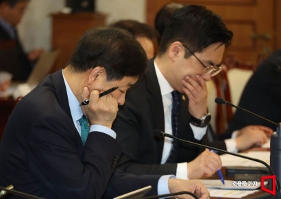 [포토] 자료 보는 구윤철 경제부총리