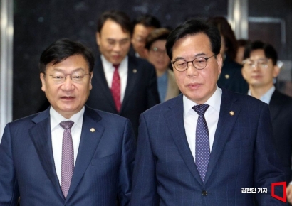 [포토] 회의실 향하는 송언석-정점식