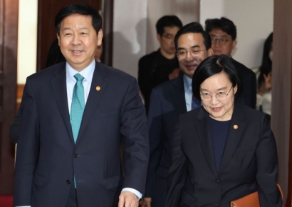 [포토] 비상경제본부회의 겸 국가창업시대 전략회의 참석하는 장관들