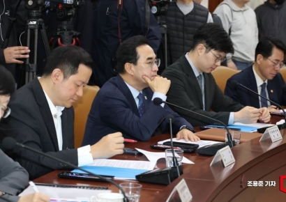 [포토] 경제부총리 발언 듣고 있는 박홍근 예산처 장관