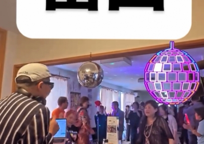 "50세 이상만 입장하세요"…디스코 페스티벌 접수한 어르신들 [뭔日있슈]