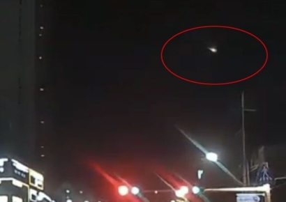 "번쩍하며 하늘서 큰 물체 떨어져"…한밤중 목격담 '떠들썩'