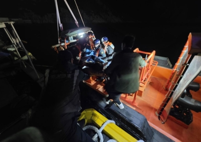 바다 위 '논스톱 작전'…목포해경 '함정-헬기'연계 70대 낚시객 구해