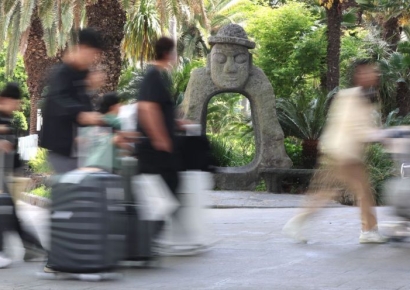 "100만원 더 주고 미국은 못 가겠다"…껑충 뛴 유류할증료에 투숙객 넘쳐는 곳