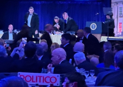 식사 도중 '탕탕탕' 비밀경호국 요원들 "총격 발생"…테이블 아래로 몸 숨긴 트럼프 피신·총격범 체포(종합)