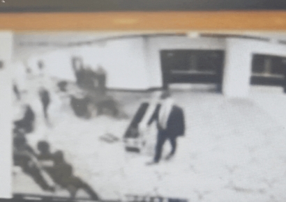 쏜살같이 무기 들고 보안 검색대 돌파 시도…트럼프 "처음엔 쟁반 떨어진 줄"