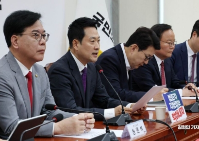 [포토] 장동혁, 與 김용 공천설에 "침묵 대가로 겁박"