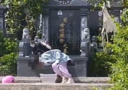 "여기에서 자고 싶어"…묘소 옆 누운 소녀, 케이크까지 먹은 이유