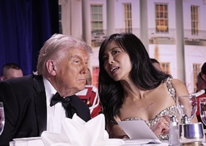 '탕' 총성에도 침착…트럼프 옆자리 기자에 찬사 쏟아져