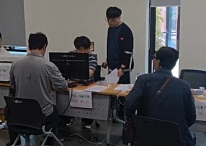 [르포]"취약계층한텐 큰 도움되죠"…고유가 피해지원금 첫날 어르신들 '북적'