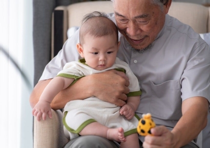 "산후조리원은 내 카드로 결제해라"…손주 안겨주자 할아버지 지갑 '활짝'